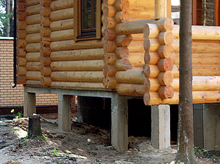 На фото: дом, базирующийся на столбчато-ленточном фундаменте, www.vozvedi-dom.ru