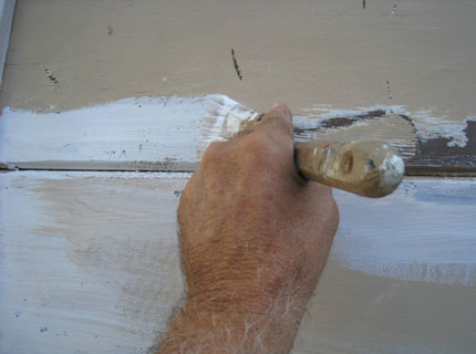 На фото - Нанесение грунтовки на деревянную поверхность, www.cjohnstonroofingny.comwww.thepaintingsystem.com