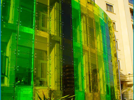 На фото - Полупрозрачное тонированное стекло на облицовке здания , worldofcolorawards.com