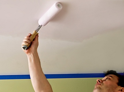 На фото - как покрасить потолок водоэмульсионной краской, kilzrollerreport.com
