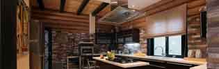 Как выглядит идеальная кухня в деревянном доме?
