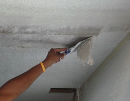 Очистка базового потолка от побелки и штукатурки