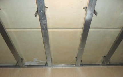Установка металлического каркаса на базовом потолке-1