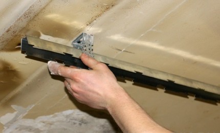 Установка металлического каркаса на базовом потолке-2