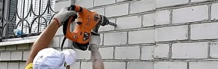 Как просверлить кирпичную стену: техника для новичка