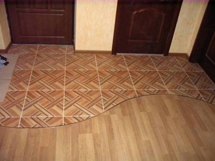 Комбинирование покрытий на полу в коридоре