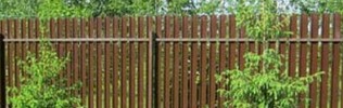 Забор из деревянного штакетника на загородном участке (с фото)
