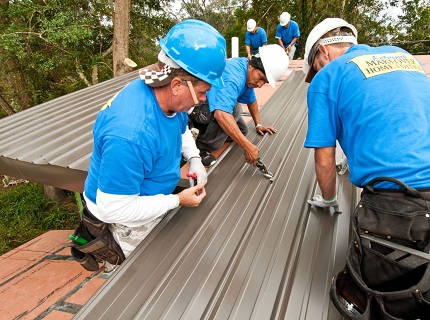 На фото - как правильно крепить профнастил на крышу, metalsales.us.com