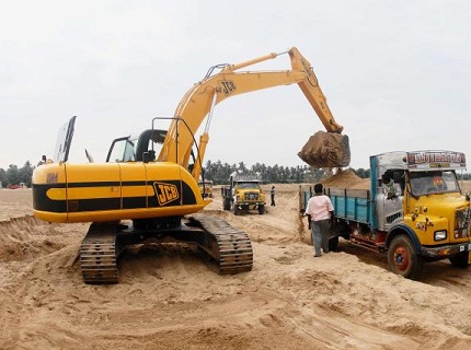 На фото - добыча карьерного песка, thehindu.com