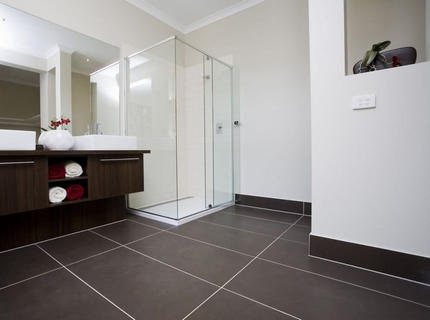 На фото керамический плинтус для ванной, forum.homeone.com.au