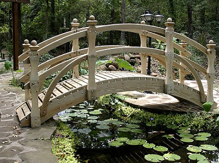 На фото - мостик в саду, gardenbridgesonline.com