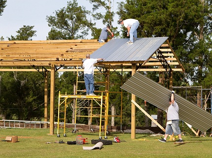 На фото - крепление профнастила саморезами, steelroofingnz.co.nz