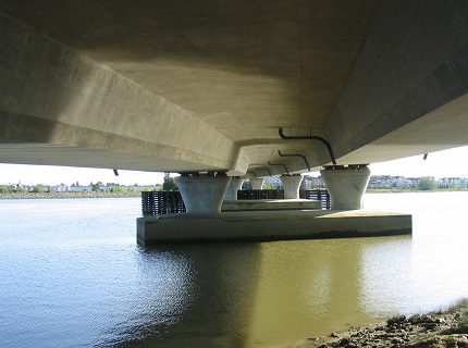 На фото - балки моста, выдерживающие большую нагрузку, en.wikipedia.org