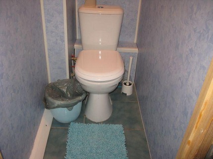 На фото - результат отделки туалета панелями ПВХ, opticolour.co.uk