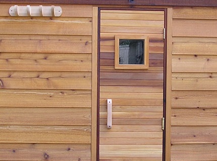 На фото - деревянные двери для бани, cedarbrooksauna.com