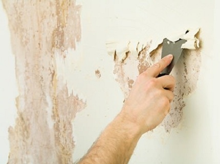 На фото - как снять краску со стены, doityourself.com