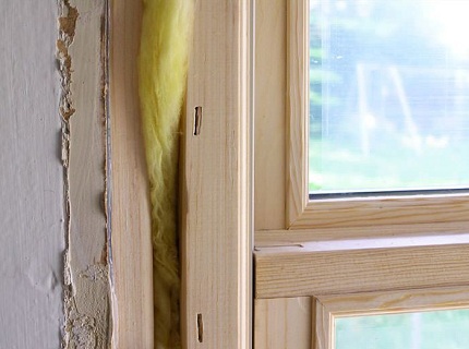 На фото - как утеплить деревянные окна, ohiobasementsystems.com