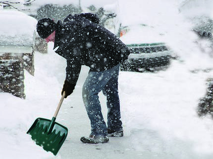 На фото пластиковая снегоуборочная лопата, hds-uk.com