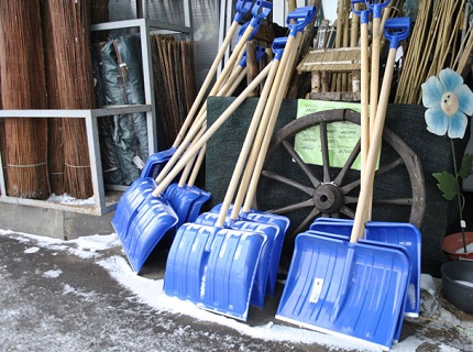 На фото - снеговая пластиковая лопата, abw.by