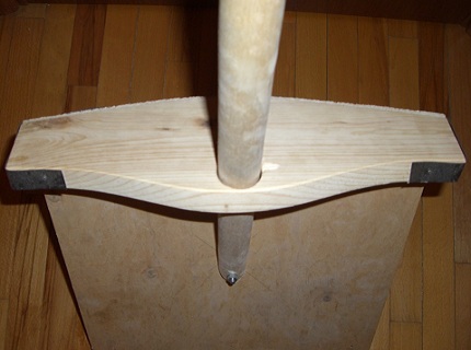На фото - деревянная лопата для уборки снега, saudervillage.blogspot.com