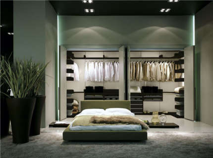 На фото - дизайн гардеробной комнаты в спальне, www.home-designing.com
