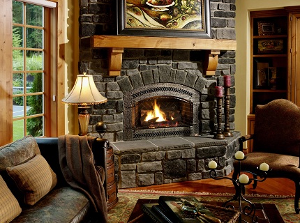 На фото - дровяной угловой камин, standout-fireplace-designs.com