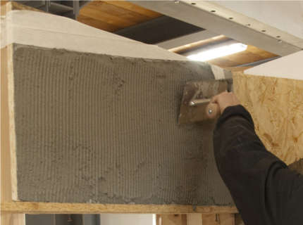 На фото - нанесение эластичного клея для плитки, www.archiexpo.com