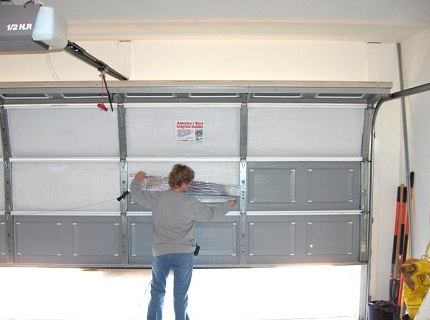 На фото - как утеплить гаражные ворота, glassslidingdoors.org