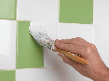 На фото - как покрасить плитку в ванной, grahadesain.com
