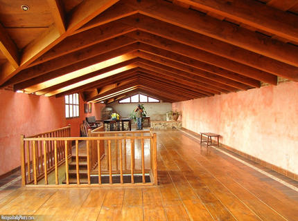 На фото особенности конструкции дома с мансардой, antiguadailyphoto.com