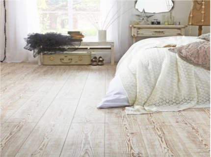 На фото - двп на полу спальни, pineflooring.blogspot.com