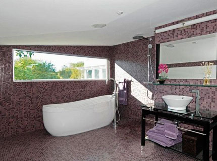 На фото - мозаичная плитка для ванной, tileguru.wordpress.com