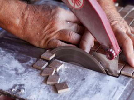 На фото нарезка плитки мазайкой ручным плиткорезом, www.overstock.com