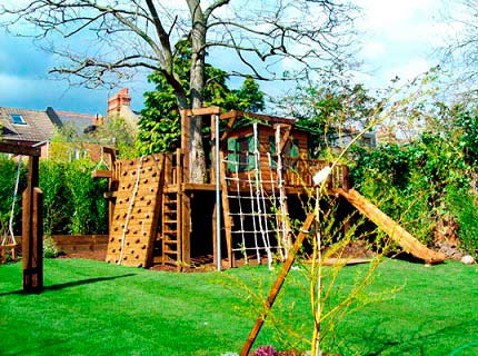 На фото - обустройство детской площадки на даче, schoolplaygrounddesigners.co.uk