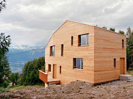 На фото - как построить дом на склоне, designboom.com