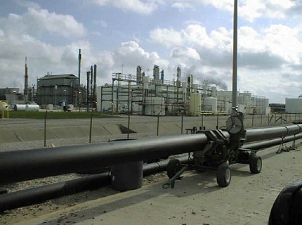На фото - монтаж водопровода из полиэтиленовых труб, polymoldproducts.com