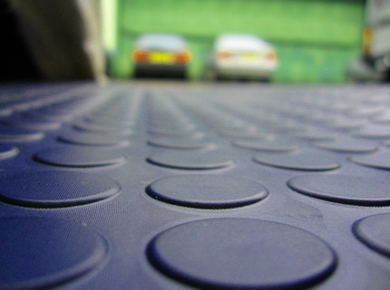 На фото — резиновая плитка для гаража, www.garagepride.co.uk