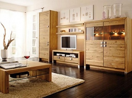 На фото - мебель из дерева для гостиной, interiordesignforhouses.com