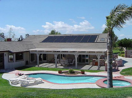 На фото — отопление загородного дома солнечными батареями, www.buildingagreenhome.co