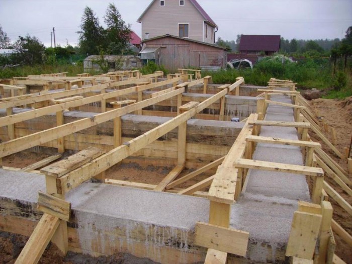 Как построить дом из пеноблока: подготовительные работы