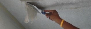 Как очистить потолок от клея после плитки