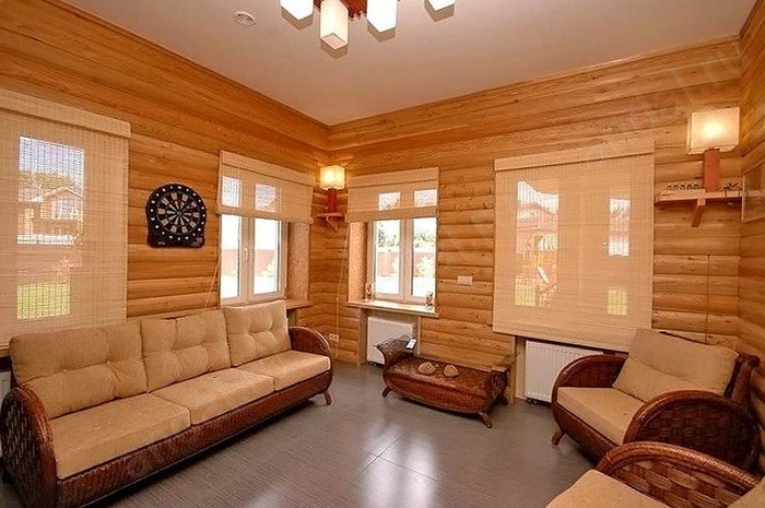 Отделка комнаты частного дома деревянным блок-хаусом